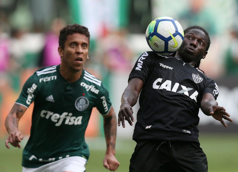 Chará firmó un contrato de cinco temporadas con el club brasileño. FOTO REUTERS