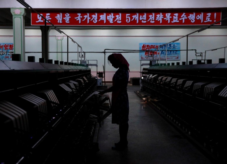 Una empleada norcoreana en una fábrica de seda en Pyongyang, Corea del Norte, el 7 de septiembre de 2018. FOTO: EFE