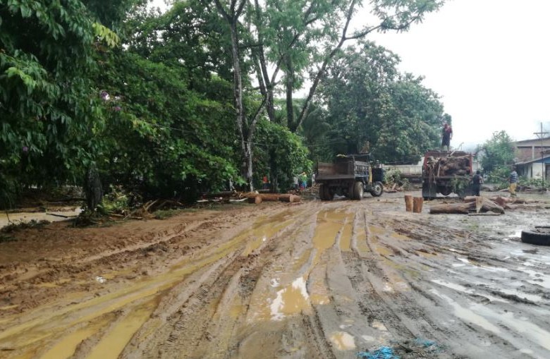 Las calles de Bahía Solano terminaron bajo el lodo luego del torrencial aguacero. El Ideam informó que se esperan lluvias más fuertes en el Chocó. FOTO cortesía alcaldía de bahía solano