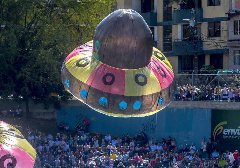 Como ya es tradición, en la cancha del barrio El Dorado, municipio de Envigado, se realiza el tradicional festival de globos solares de fin de año. FOTO JUAN ANTONIO SÁNCHEZ