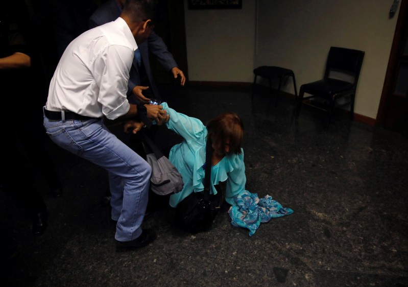 El jefe legislativo Julio Borges calificó como un “secuestro” el asedio que hubo tras la incursión, que mantuvo encerradas a unas 350 personas entre legisladores, periodistas e invitados extranjeros hasta caer la noche. Foto: Reuters