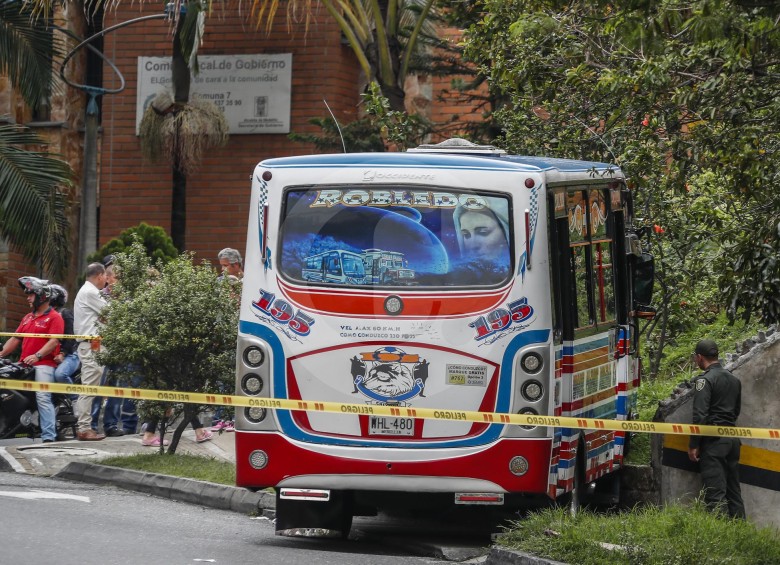 Luego del ataque a bala contra el conductor, el bus quedó a un costado de la vía, en la carrera 80 con calle 80 . Foto: Róbinson Sáenz