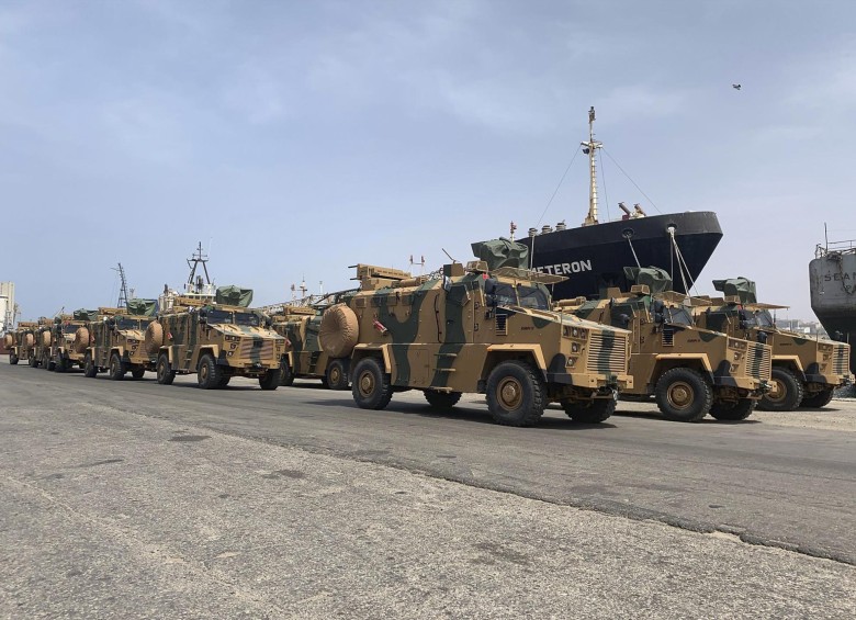 Vehículos blindados hechos por turcos, enviados al Gobierno del Acuerdo Nacional (GNA) de Libia, llegando al puerto de Trípoli. FOTO: AFP 