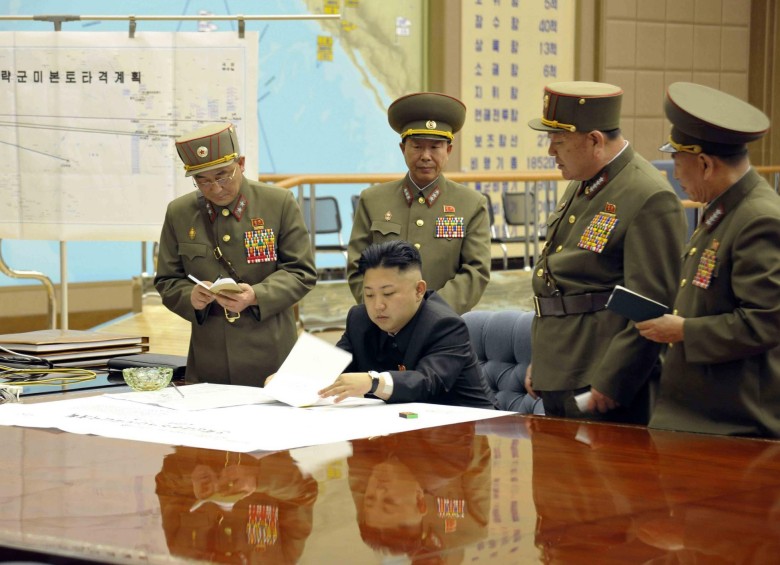 El líder norcoreano ha ordenado a sus comandantes en jefe que se dirijan a la primera línea de las tropas para preparar las operaciones militares. FOTO Reuters