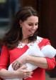 La duquesa de Cambridge​​ lució un vestido rojo de cuello blanco al salir del hospital.