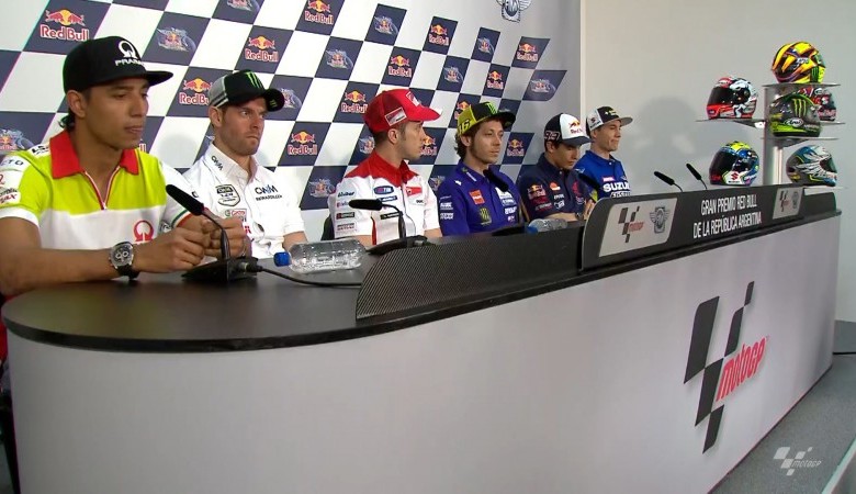 Yonny Hernández estuvo en la rueda de prensa al lado de las grandes figuras del Mundial de motoGP como Valentino Rossi, Andrea Dovizioso y Marc Márquez. FOTO cortesía motoGP 