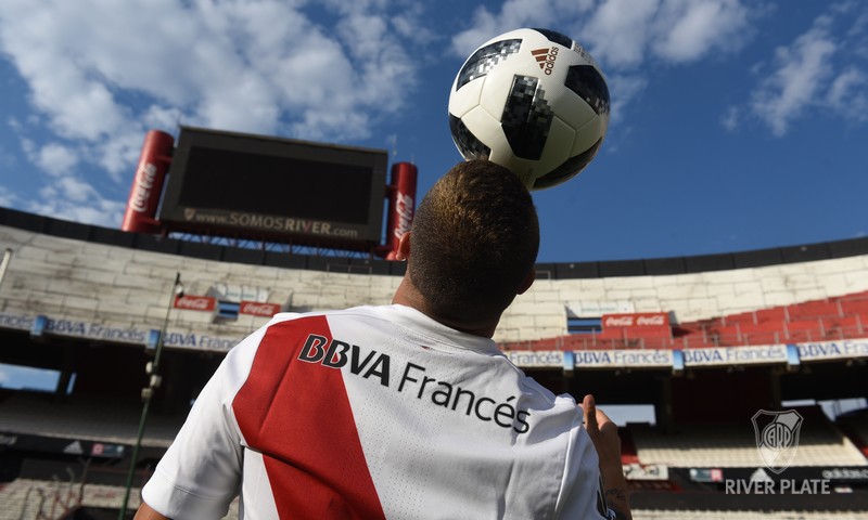 El jugador realizó algunos movimientos con el balón, tras la firma del contrato. FOTO TOMADA DE RIVER PLATE