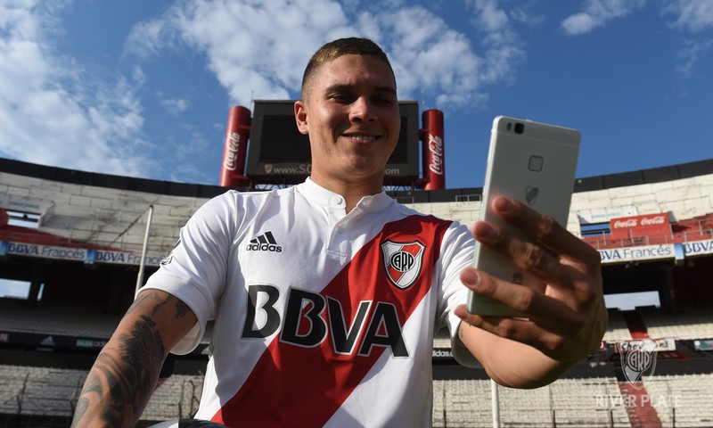 Quintero aprovechó también para tomarse fotos en el estadio en el que espera brillar con River Plate. FOTO TOMADA DE RIVER PLATE