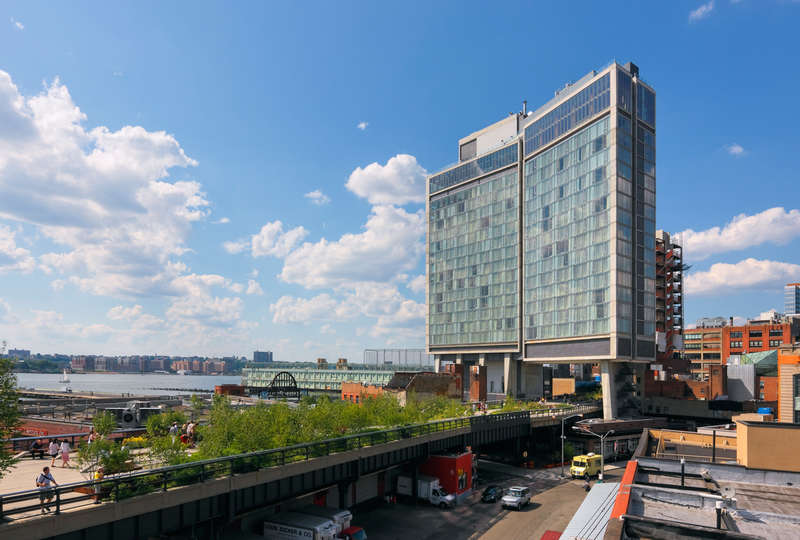 The Standard High Line: se encuentra en el Distrito de Meatpacking (Nueva York), y cada una de las 338 habitaciones cuenta con una pared completa de ventanas del piso al techo con vistas panorámicas de Manhadan o del Río Hudson.