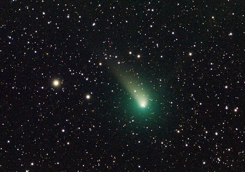 Algo así podría verse el cometa con isntrumento óptico. A simple vista lcue más difuso. Foto Archivo
