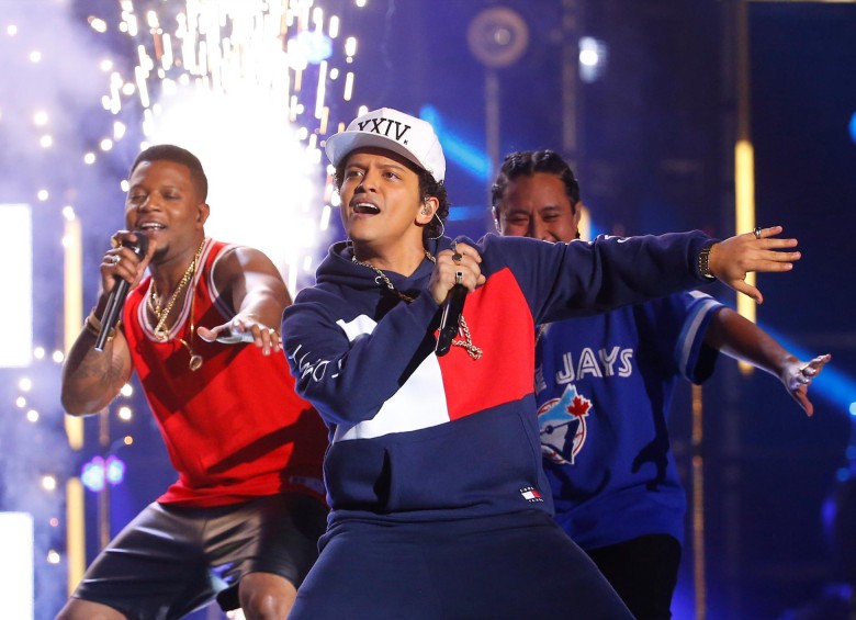 Así fue la presentación de Bruno Mars y los Hooligans en los premios MTV Europa en Países Bajos a finales de 2016. FOTO reuters