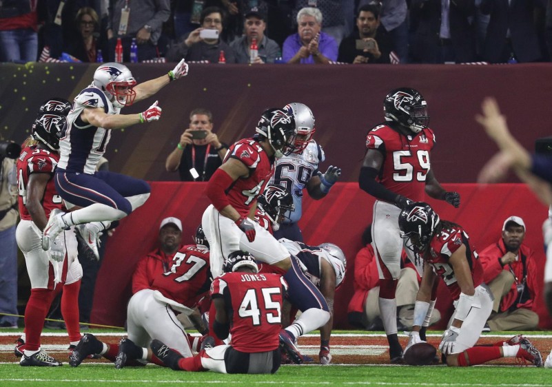 Los Patriots tenían una desventaja de 25 puntos en el marcador y en tiempo extra derrotaron a los Falcons de Atlanta. FOTO AFP