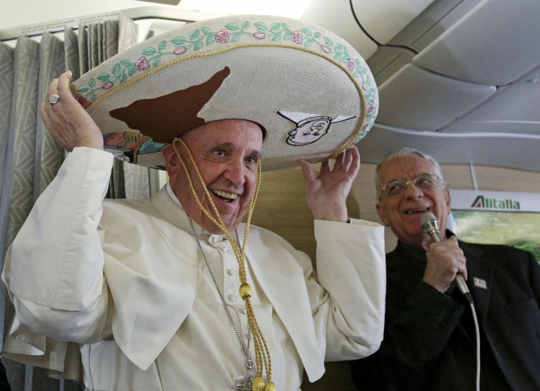 El Papa Francisco a bordo de su avión en ruta hacia Cuba y México. FOTO AP