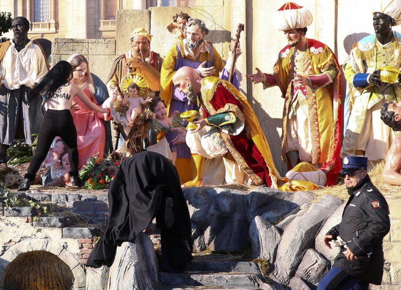 Mujer desnuda intenta robar el Niño Jesús de pesebre del Vaticano