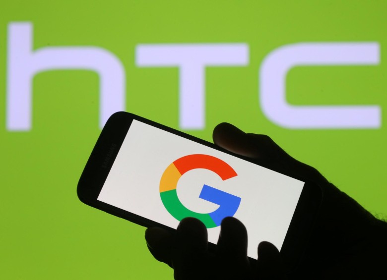 El logo de Google en un teléfono HTC. FOTO: Reuters