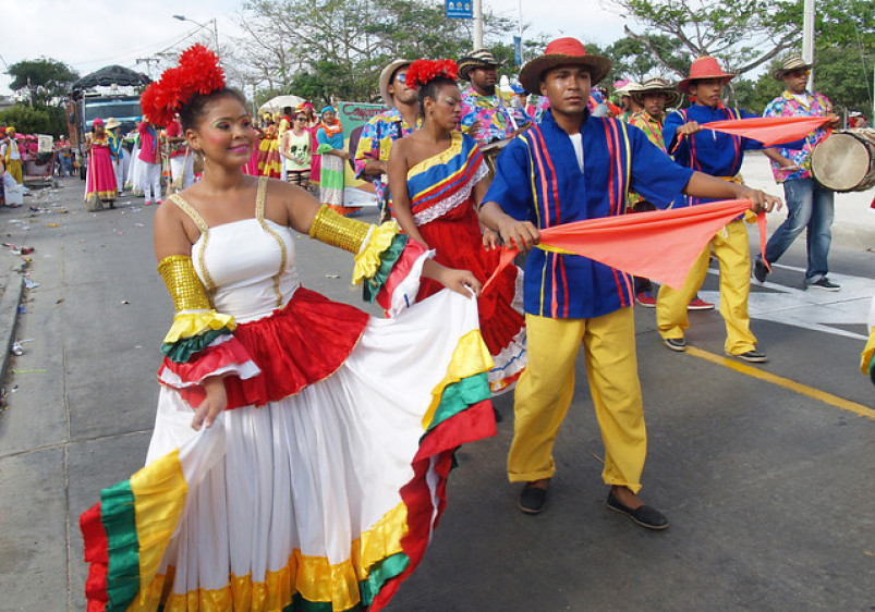 El desfile dominical del Carnaval de La 44, estuvo lleno de muchas cumbiambas, comparsas y disfraces de todos los colores y gustos. FOTO COLPRENSA