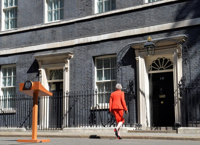 La primera ministra británica, Theresa May, regresa al interior de Downing Street tras hacer el anuncio de dimisión este viernes, en Londres Foto: EFE