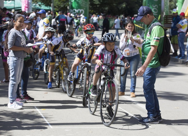 El ciclismo se tomó ayer los alrededores del estadio Atanasio Girardot. Las bicicletas, más grandes que los niños.