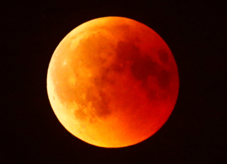 El eclipse lunar más largo del siglo XXI tiñó de rojo este viernes a nuestro satélite, mientras que Marte, casi en su punto más cercano a la Tierra, brilla con todo su esplendor. El doble espectáculo se observó a simple vista en muchos países del mundo. FOTO REUTERS