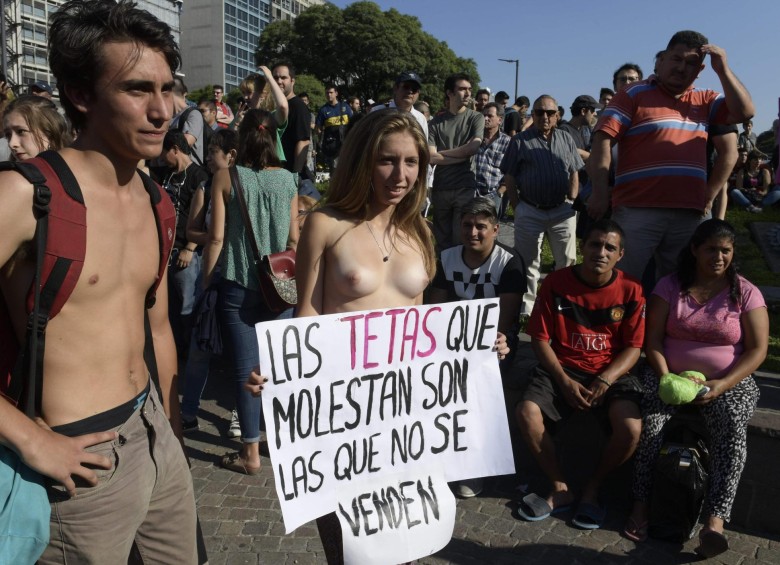 Miles de argentinas marcharon por censura de los pechos femeninos