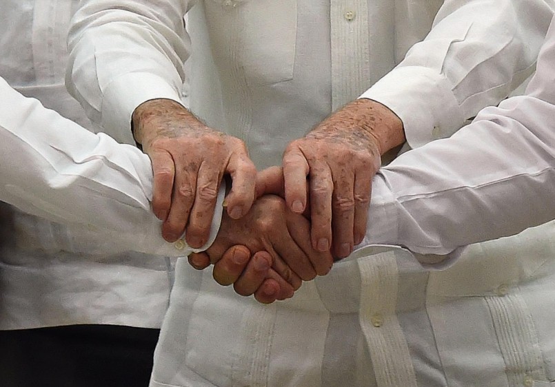 El 23 de septiembre de 2015 el presidente Juan Manuel Santos y “Timochenko” se dieron la mano al avanzar en los acuerdos. FOTO AFP