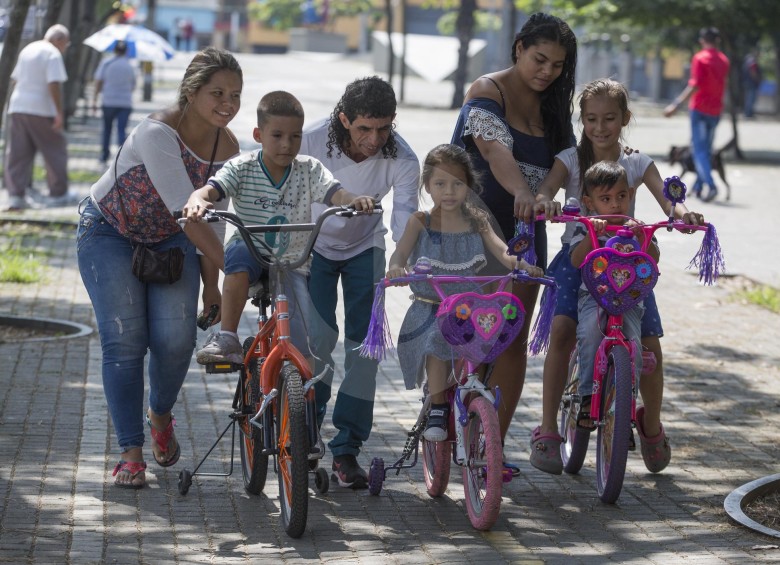 En el camino peatonal del Jardín Botánico, la familia Villa Molina halló el lugar ideal para estrenar las ciclas.