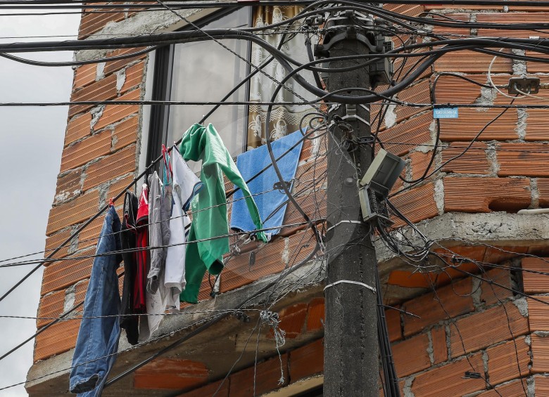 Los cables de energía, por su cercanía con las viviendas, presentan peligro. Por tanto, debe evitarse el contacto con ellos. FOTO RÓBINSON SÁENZ
