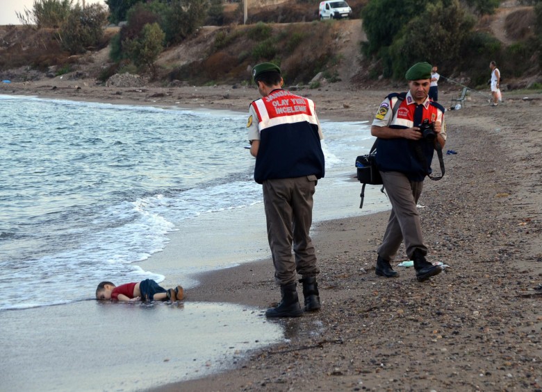 El cuerpo del menor de tres años Aylan Kurdi fue hallado sin vida el miércoles en una playa turística de Turquía. FOTO AP