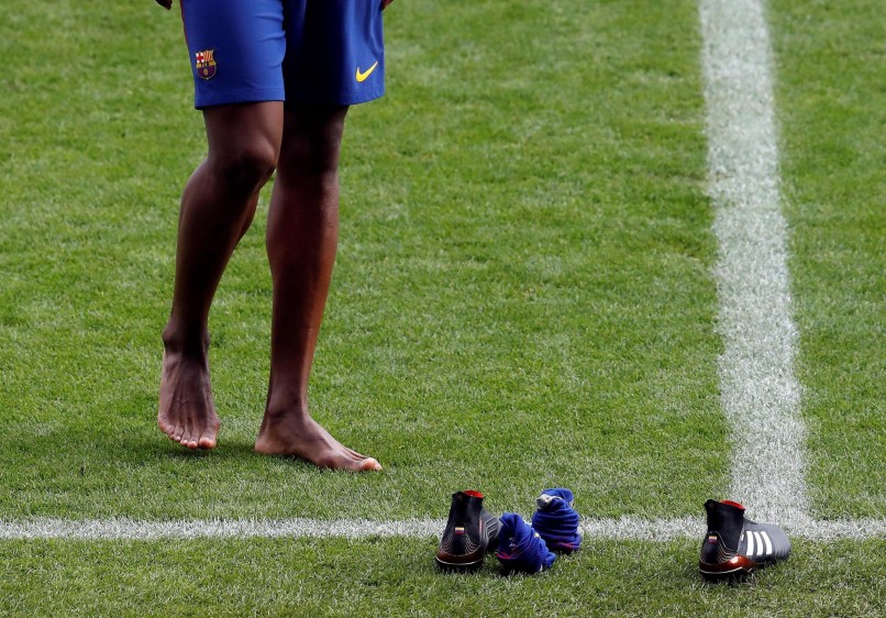 Mina piso el cesped descalzo y hasta se animó a bailar salsa choque en el Camp Nou. FOTO EFE