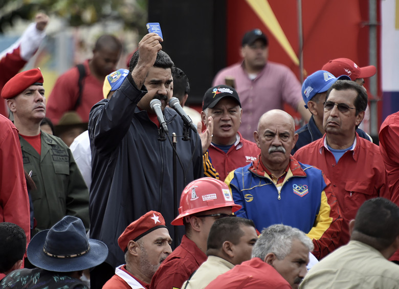 Nicolás Maduro señaló que no tiene otra alternativa que convocar a una Asamblea Constituyente y que de esta forma se logrará la paz en el país y será vencido “el golpe de Estado”. FOTO AFP