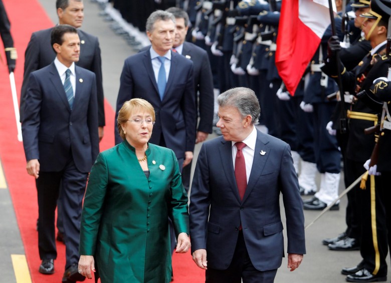 La presidenta de Chile, Michelle Bachelet, y el presidente colombiano, Juan Manuel Santos. FOTO Reuters