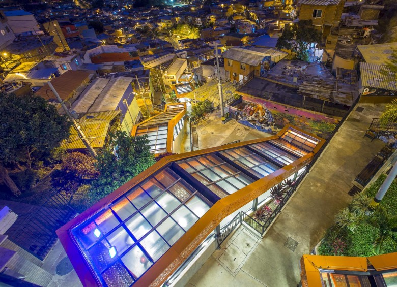Las escaleras eléctricas de la comuna 13 fueron escogidas entre los principales sitios turísticos. FOTO juan antonio sánchez