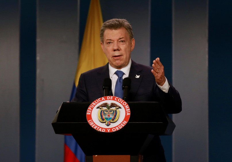 “Tenemos que deponer nuestras rencillas y unirnos”, dijo el presidente Juan Manuel Santos en la alocución que siguió a la reunión con los líderes del No. FOTO Reuters