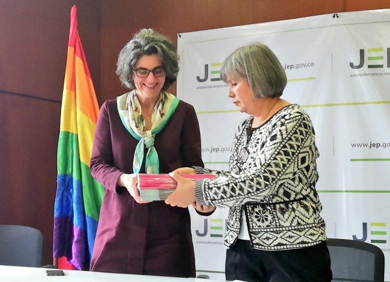 Magistradas de la JEP recibieron los informes sobre la violencia contra la población LGBTI. FOTO: Cortesía Colombia Diversa