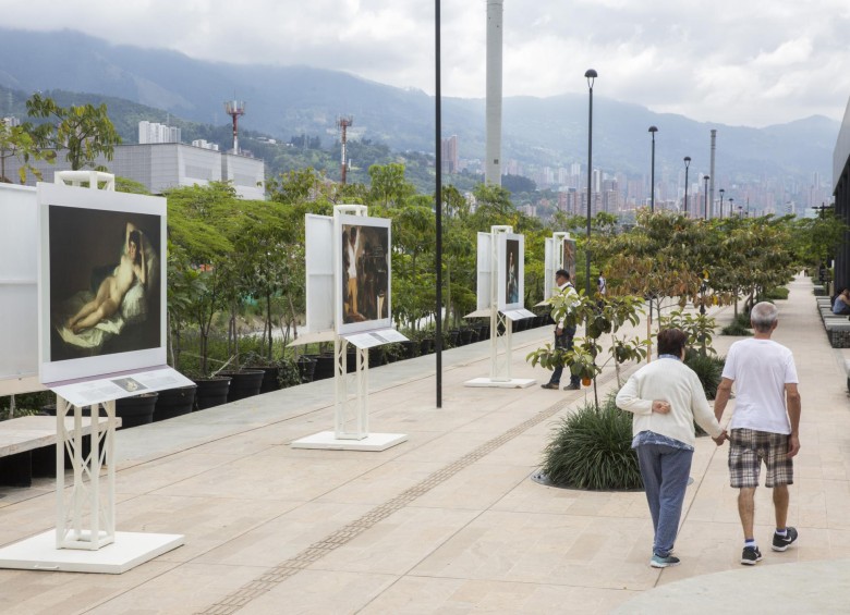 Hay visitas guiadas hechas por los jóvenes de la Red de Artes Visuales de Medellín, quienes fueron capacitados por el museo para contar la historia de las obras. Foto: Edwin Bustamante.