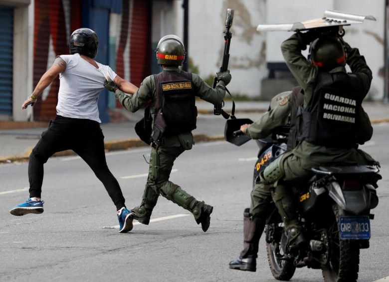 Represión en Venezuela a manos de la Guardia Nacional. FOTO: REUTERS 