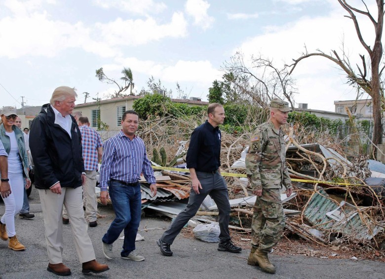 Trump recorrió este martes algunas de las zonas afectadas por el huracán María y más tarde se reunió con víctimas. FOTO reuters