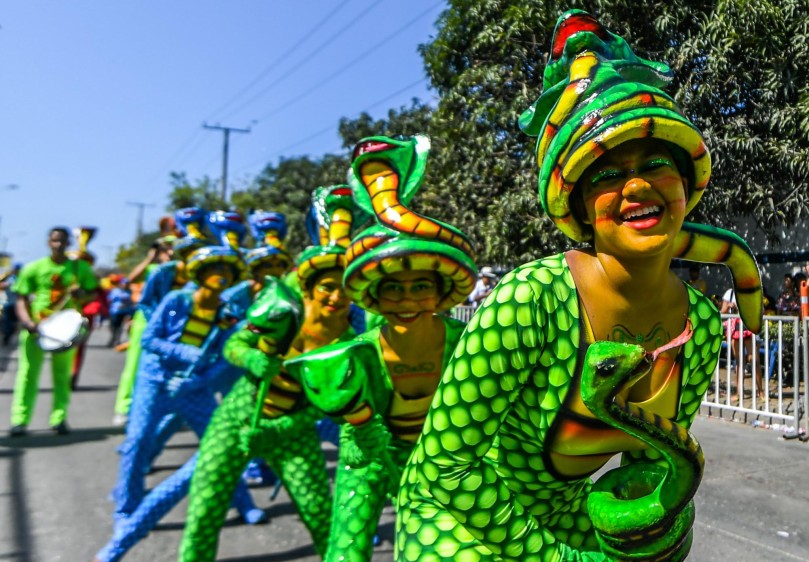 La Batalla de Flores, el multitudinario desfile que el sábado abrió en Barranquilla los cuatro días de Carnaval, sirvió de escenario para que la alegría y el jolgorio. FOTO AFP