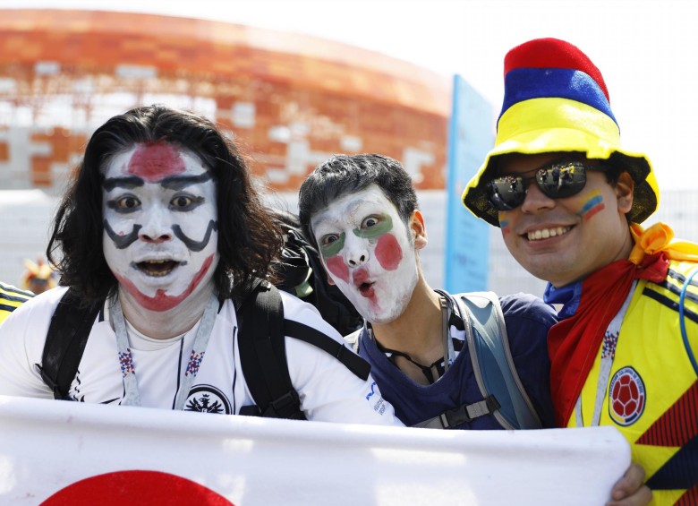 Los colombianos comparten con los hinchas de Japón, previo al encuentro por la apertura del Grupo H. FOTO EFE