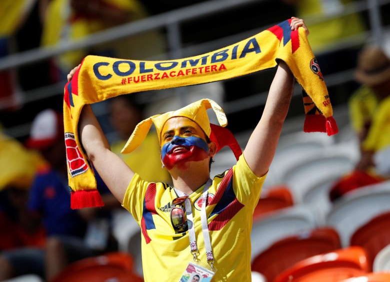 Con la camiseta amarilla y la cara pintada miles de seguidores de Colombia ya están en el estadio Mordovia Arena para apoyar a la Selección. REUTERS