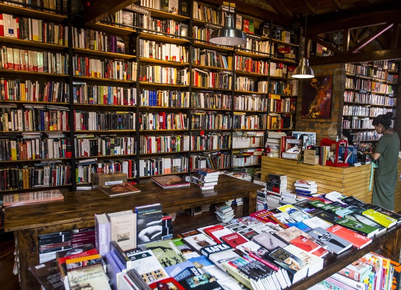 Las librerías de Medellín, lugares para encontrarse con los libros e incluso tomarse un café. Foto: Jaime Pérez.