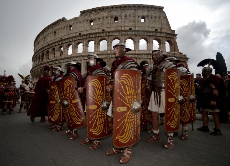El pasado 24 de abril se conmemoró la fundación de la ciudad eterna. Actos con hombres vestidos como centuriones romanos se realizaron cerca al coliseo. FOTO AFP
