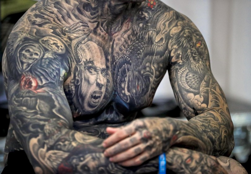 La tendencia hoy es realizar tatuajes con diseños que suelen cubrir el cuerpo entero o que son de gran tamaño. FOTO AP