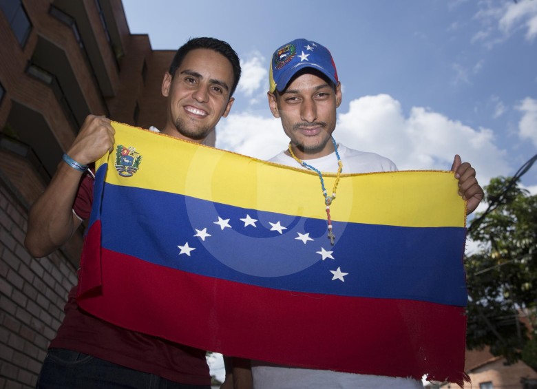 Antonio Pedrón y Manuel Gil Morales, dos venezolanos que llegaron a Medellín a buscar un mejor futuro. FOTO EDWIN BUSTAMANTE
