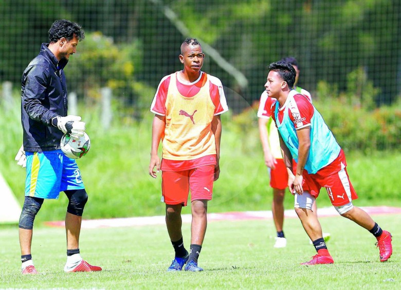 David González aparece con algunos compañeros en una de las prácticas del Medellín. Los jugadores del equipo lo aprecian y valoran el aporte que les hace. FOTO Manuel Saldarriaga