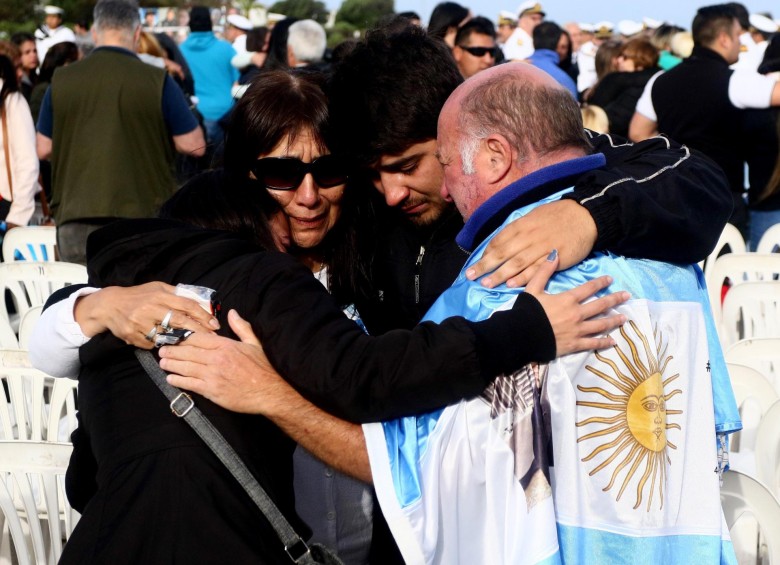 Familiares y amigos de tripulantes del submarino argentino ARA San Juan asisten el jueves 15 de noviembre de 2018, a un homenaje al cumplirse un año de su desaparición. FOTO: EFE