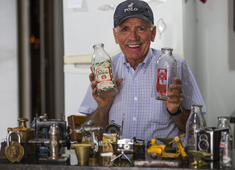 Aunque Norberto Calle no ha convertido su casa en un museo, tiene una colección que le encanta. A él le gusta compartirla con sus amigos, que conozcan la historia detrás de los objetos. FOTO Julio César Herrera