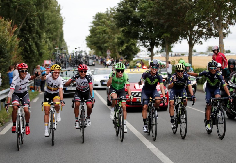 Los siete ciclistas colombianos del Tour pedalearon juntos en la última vuelta. FOTO REUTERS