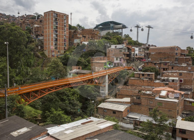 Puente peatonal Andalucía sobre la quebrada Juan Bobo y el Metrocable Línea K entre las comunas Santa Cruz y Popular de Medellín. FOTO edwin bustamante