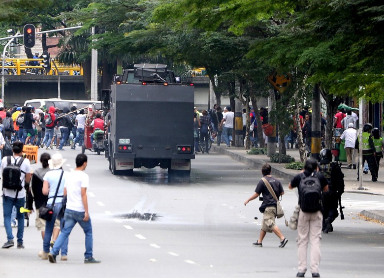 El escuadrón antimotines se enfrentó con algunos manifestantes durante la marcha del Día Internacional del Trabajo. FOTO JULIO CÉSAR HERRERA